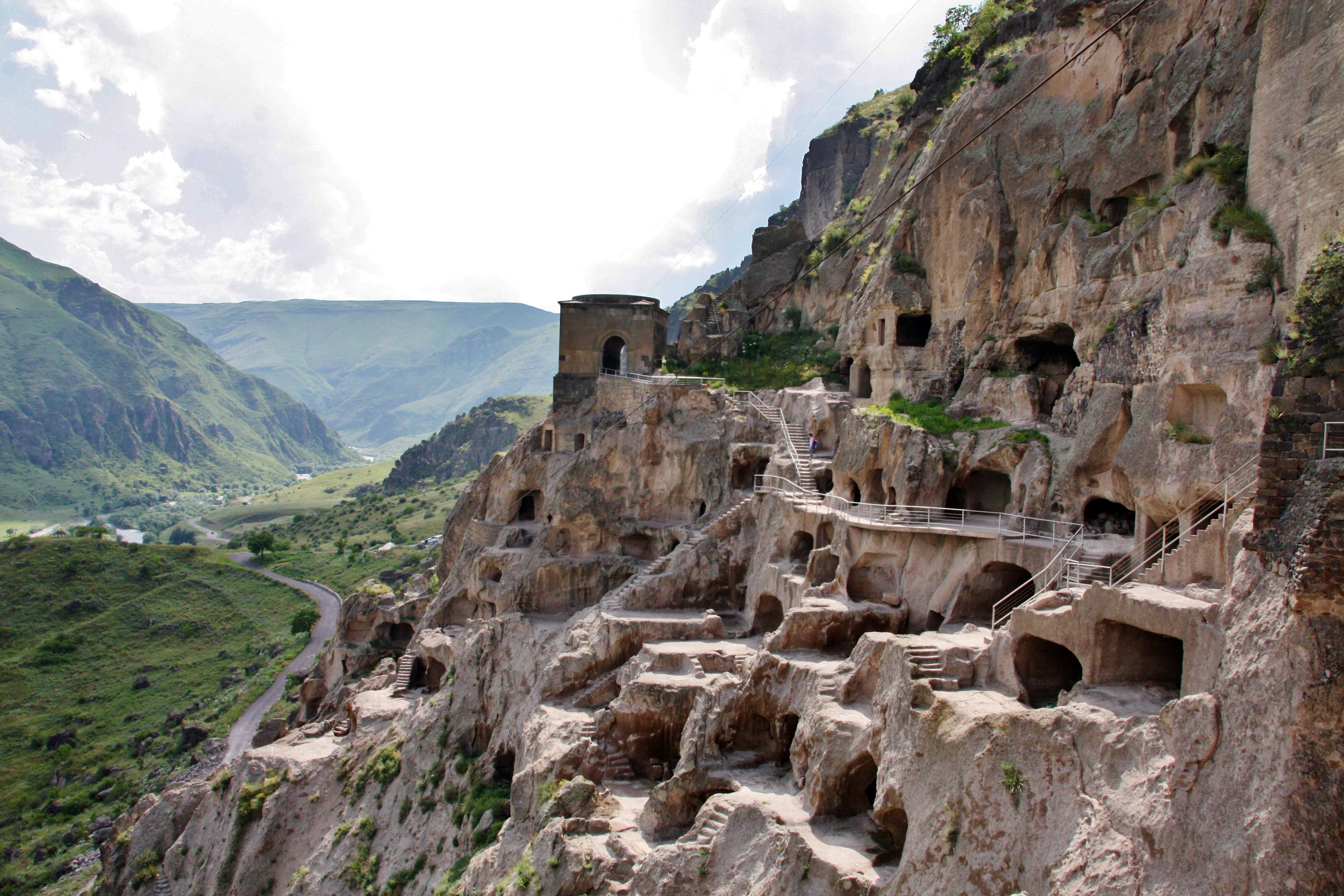 Where-to-go-in-Georgia-in-winter-Vardzia-jintravel.com