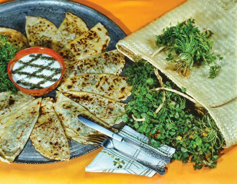 qutab-azerbaijani-food-dish-cuisine-azerbaycan-metbexi-kuxnya-qastrotur-jintravel.com