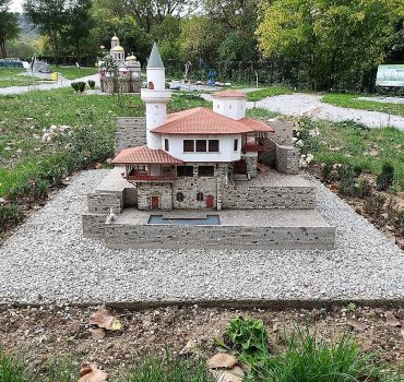 Guide and Entrance for the Mini Bulgaria Park near Veliko Tarnovo