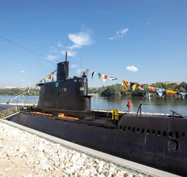 Private Tour in Museum of Glass and Museum Submarine Glory near Varna