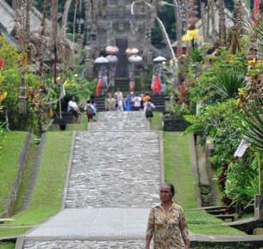 Private Full-Day tour: Bali waterfall, vulcano and Temples